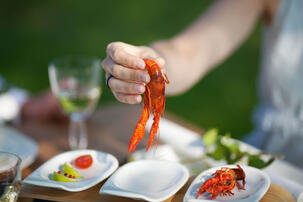 dining-on-crayfish
